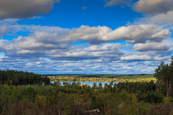 Bellissimo Cielo Nuvoloso Passeggiata Diurna Lungo Laghi Nella Foresta Regione — Foto Stock