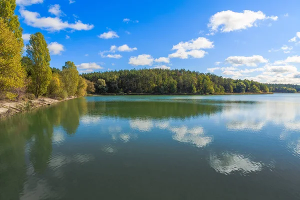 Güzel bulutlu gökyüzü. Gündüz vakti göller boyunca ve ormanda yürürler. Kiev bölgesi. Ukrayna. 18 Ekim 2020