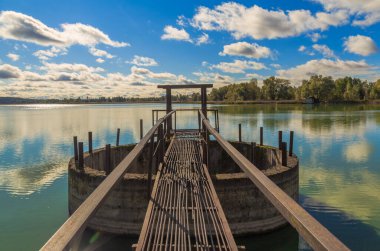 Güzel bulutlu gökyüzü. Gündüz vakti göller boyunca ve ormanda yürürler.. 