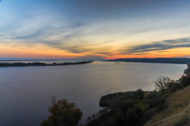 Nehrin kıyısında şafak vakti. Dinyeper. Rzhishchev şehri. Kiev bölgesi, Ukrayna. 25 Ekim 2020