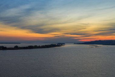 Nehrin kıyısında şafak vakti. Dinyeper. Rzhishchev şehri. Kiev bölgesi, Ukrayna. 25 Ekim 2020