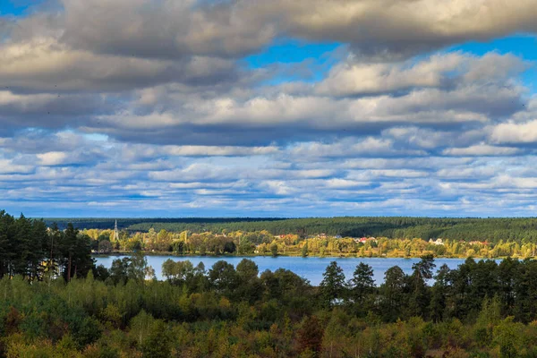 Schöner Bewölkter Himmel Tagsüber Spaziergang Entlang Der Seen Und Wald — Stockfoto