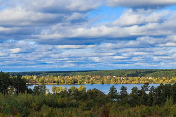 Bellissimo Cielo Nuvoloso Passeggiata Diurna Lungo Laghi Nella Foresta — Foto Stock