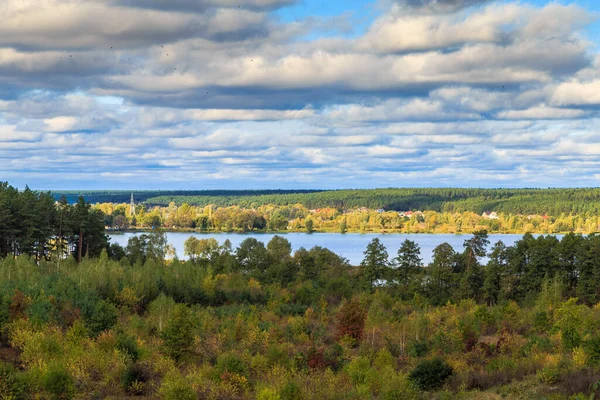 Прекрасное Облачное Небо Дневная Прогулка Вдоль Озер Лесу — стоковое фото