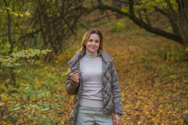 Sonbahar şafağındaki güzel bir kızın portresi. Rzhishchev şehri. Kiev bölgesi. Ukrayna. 25 Ekim 2020