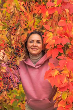 Sonbahar şafağındaki güzel bir kızın portresi. Rzhishchev şehri. Kiev bölgesi. Ukrayna. 25 Ekim 2020