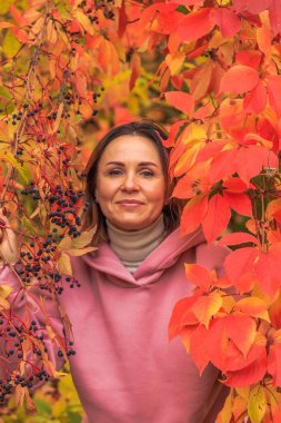 Sonbahar şafağındaki güzel bir kızın portresi. Rzhishchev şehri. Kiev bölgesi. Ukrayna. 25 Ekim 2020