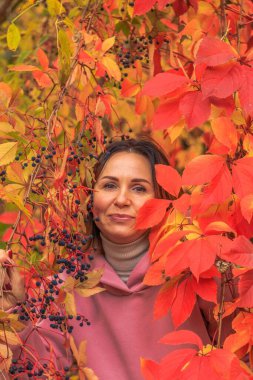 Sonbahar şafağındaki güzel bir kızın portresi. Rzhishchev şehri. Kiev bölgesi. Ukrayna. 25 Ekim 2020