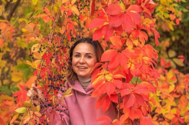 Sonbahar şafağındaki güzel bir kızın portresi. Rzhishchev şehri. Kiev bölgesi. Ukrayna. 25 Ekim 2020