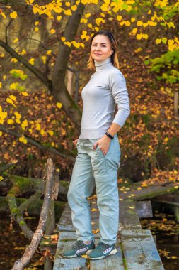 Sonbahar şafağındaki güzel bir kızın portresi. Rzhishchev şehri. Kiev bölgesi. Ukrayna. 25 Ekim 2020