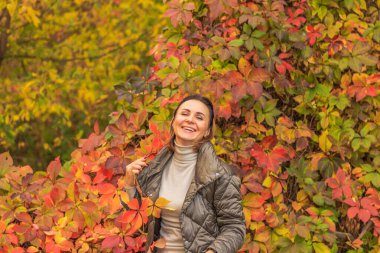 Sonbahar şafağındaki güzel bir kızın portresi. Rzhishchev şehri. Kiev bölgesi. Ukrayna. 25 Ekim 2020