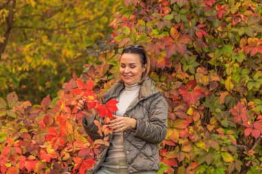 Sonbahar şafağındaki güzel bir kızın portresi. Rzhishchev şehri. Kiev bölgesi. Ukrayna. 25 Ekim 2020