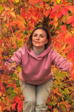 Sonbahar şafağındaki güzel bir kızın portresi. Rzhishchev şehri. Kiev bölgesi. Ukrayna. 25 Ekim 2020