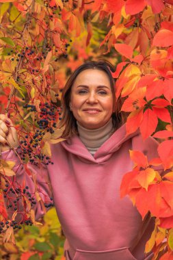 Sonbahar şafağındaki güzel bir kızın portresi. Rzhishchev şehri. Kiev bölgesi. Ukrayna. 25 Ekim 2020