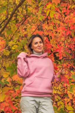 Sonbahar şafağındaki güzel bir kızın portresi. Rzhishchev şehri. Kiev bölgesi. Ukrayna. 25 Ekim 2020