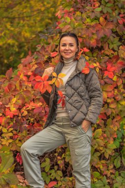 Sonbahar şafağındaki güzel bir kızın portresi. Rzhishchev şehri. Kiev bölgesi. Ukrayna. 25 Ekim 2020