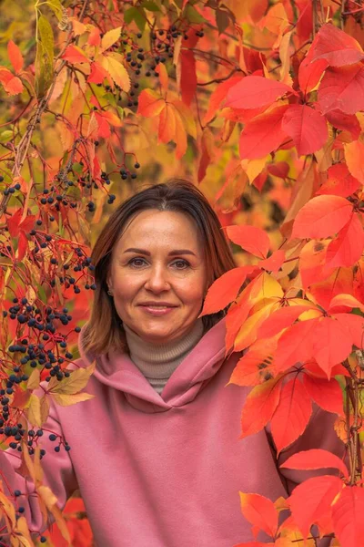 Sonbahar şafağındaki güzel bir kızın portresi. Rzhishchev şehri. Kiev bölgesi. Ukrayna. 25 Ekim 2020