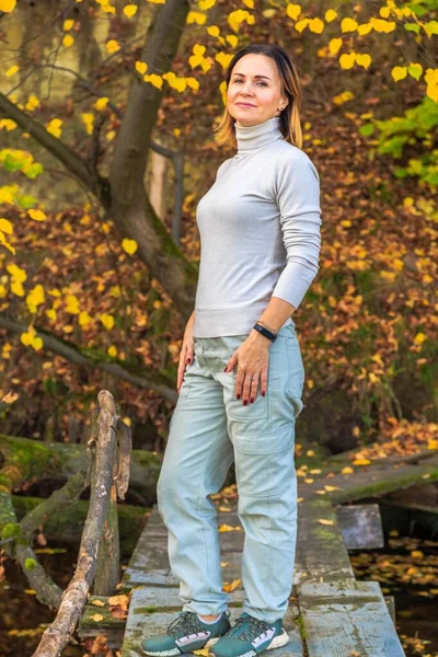 Sonbahar şafağındaki güzel bir kızın portresi. Rzhishchev şehri. Kiev bölgesi. Ukrayna. 25 Ekim 2020