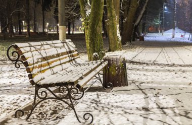İlk kar. Şehirde akşam yürüyüşü. Zafer Parkı. Boyarka kasabası. Kiev bölgesi. Ukrayna. 17 Kasım 2020