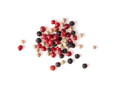 Beyaz arkaplan görünümünde izole edilmiş çok renkli biber baharatı