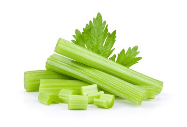 Beyaz zemin üzerinde yaprak izole kereviz çubukları