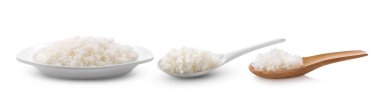 Beyaz arka planda beyaz tabak ve kaşıkla pişirilmiş Jasmin Rice.
