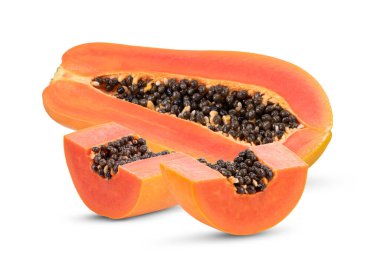Dilimlenmiş papaya beyaz arkaplanda izole