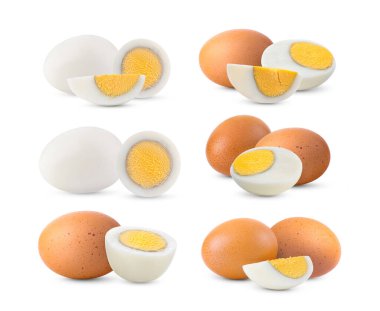 Kaynamış yumurta, beyaz arka planda izole edilmiş.