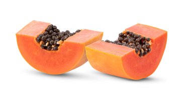 Beyaz arka planda izole edilmiş tatlı papaya dilimleri