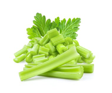 Beyaz arka planda yaprak olan kereviz çubukları. tam alan derinliği