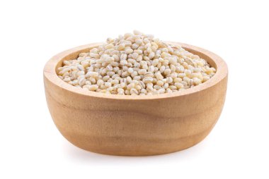 Ahşap kasede beyaz arka planda izole edilmiş inci arpa yığını.