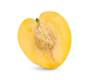 Beyaz arkaplanda yarı sarı nektarin izole edilmiş