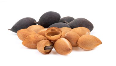 beyaz arkaplanda izole edilmiş kadife tamarind meyvesi (Dialium cochinchinense)