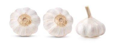 Beyaz arkaplanda sarımsak izole edilmiş.