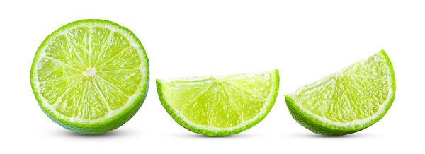 Сочный кусок лайма изолирован на белом фоне