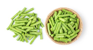 Beyaz arka planda izole edilmiş sepetteki uzun fasulyeleri dilimle. en üstteki görünüm