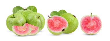 Beyaz zemin üzerinde yaprak izole kırmızı guava meyvesi.