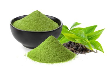 Siyah kasede hazır yeşil çay ve beyaz arka planda çay yaprakları