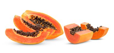 Beyaz arkaplanda izole edilmiş tohumlu olgun papaya meyvesi dilimi (kamera görüntüsü)