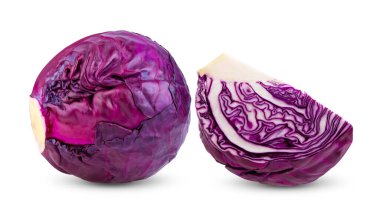 Beyaz arkaplanda bir dilim kırmızı lahana (kamera görüntüsü) )