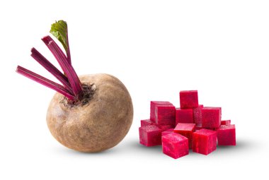 Beyaz arkaplanda izole edilmiş yaprakları olan pancar kökü (kamera görüntüsü )