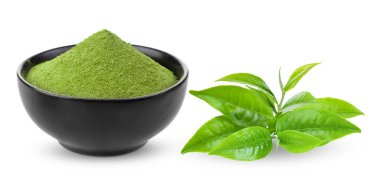 Siyah kasede kibrit yeşil çay ve beyaz zemin üzerinde izole yapraklar (kamera görüntüsü) )