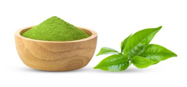 Ahşap kasede kibrit yeşil çay ve beyaz arka planda çay yaprakları (kamera görüntüsü))