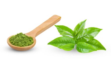 Ahşap kaşıkta kibrit yeşil çay ve beyaz arka planda çay yaprakları (kamera görüntüsü) )