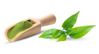 Ahşap kaşıkta kibrit yeşil çay ve beyaz arka planda çay yaprakları (kamera görüntüsü) )