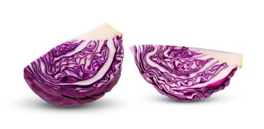 Beyaz arkaplanda kırmızı lahana dilimi izole edildi (kamera görüntüsü )