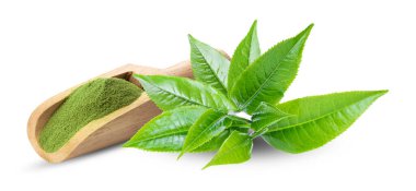 Beyaz arkaplanda kibrit yeşil çay ve çay yaprakları (kamera görüntüsü) )