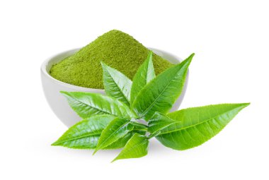 Beyaz zemin üzerinde yaprak olan bir kasede kibrit yeşil çay (kamera görüntüsü) )