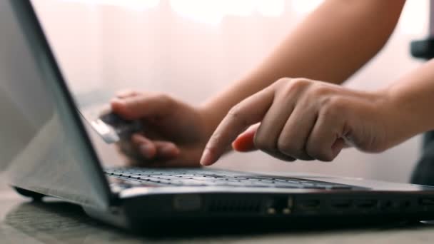 Kredi Kartı Sahibinin Kadın Elleri Bankaya Çevrimiçi Ödeme Yapıyor Nternet — Stok video