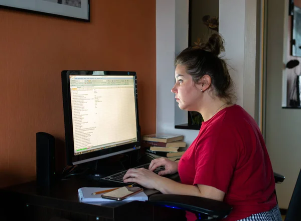 Young Woman Works Computer Online Home Remote Freelance Work — Stock Photo, Image